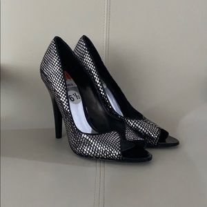 Carlo Santana silver and black heel